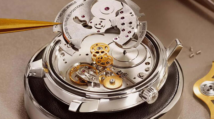 巍雅斯手表維修中心，經過40多年的不懈努力，已經打造出一支由57名中高級技師擔綱的70人專業團隊。